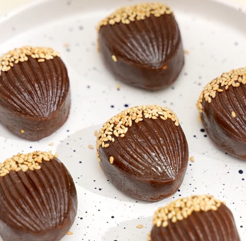 Red Tea Mocha Chestnut Cake — A Fragrant Autumn Dessert That Melts in Your Mouth